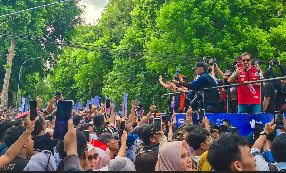 Riders Parade MotoGP Mandalika 2026, Antusias Warga Padati Kota