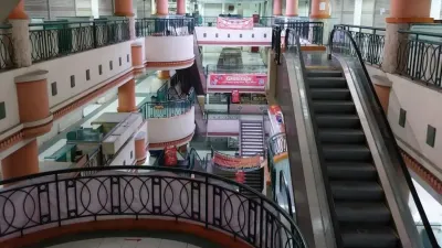 Pasar Glodok Sepi Pengunjung, Pedagang Bertahan Lewat Penjualan Online