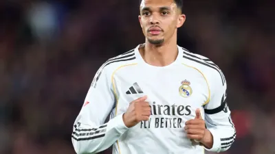 Trent Alexander-Arnold Terancam Tersaingi, Real Madrid Dekati Denzel Dumfries