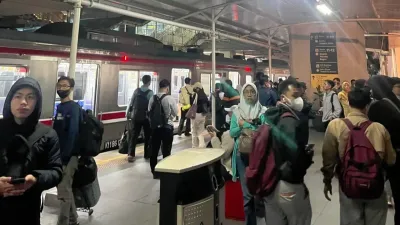 Kebakaran Dekat Stasiun Tanah Abang Ganggu Perjalanan KRL