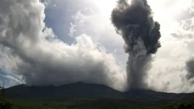 Bandara Maumere Ditutup Akibat Erupsi Gunung Lewotobi Laki-laki
