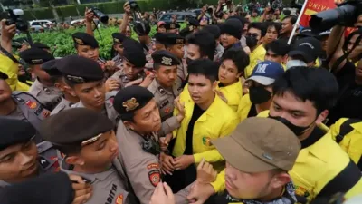 Massa BEM UI Tertahan Blokade Saat Menuju Bundaran HI
