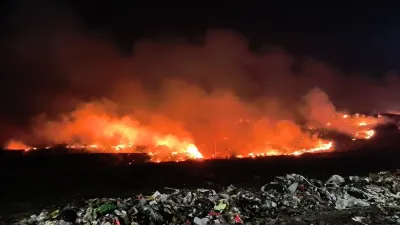 Kebakaran TPA Jatiwaringin Hari Kedua, Api Masih Muncul di Gunungan Sampah