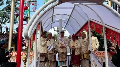 Jokowi Jelaskan Ritual Injak Kepala Kerbau Saat Terima Gelar Adat Lampung