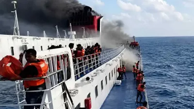 Kapal Mutiara Sentosa 2 Terbakar, Evakuasi 220 Penumpang Berlangsung