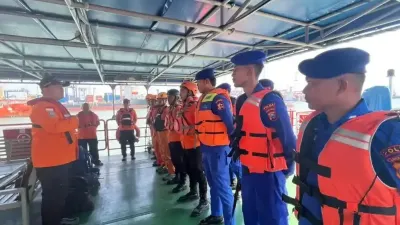 Evakuasi Kapal Mutiara Sentosa 2 Berlanjut, Sekitar 40 Orang Masih Bertahan