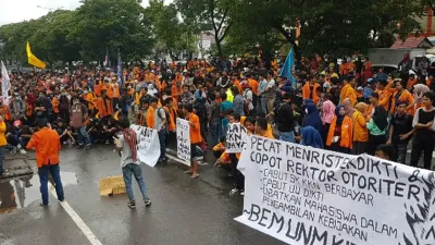 Demo UNM Tolak Kebijakan Pemerintah, Berujung Ricuh