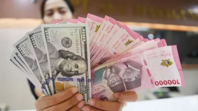 Nilai Tukar Rupiah Melemah ke Rp17.237 Dipicu Sentimen Global