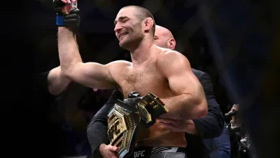 Khamzat Chimaev vs Sean Strickland Berakhir Split Decision di UFC