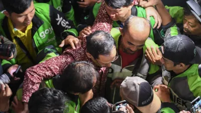 Nadiem Makarim Dipeluk Ojol Usai Dituntut 18 Tahun Penjara
