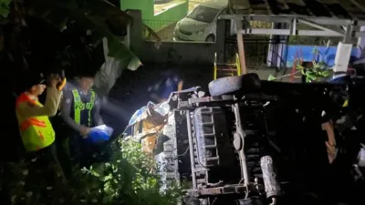 Angkot Tertabrak Kereta Api di Gunung Putri, Sopir Tewas