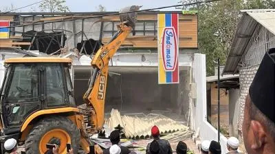 Indomaret Palengaan Dirobohkan Massa Bawa Alat Berat