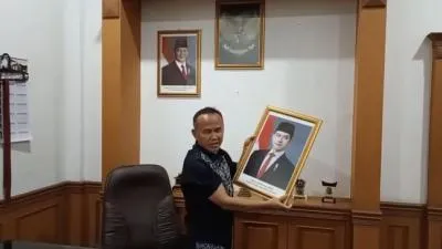 Rojab Asy'ari Turunkan Foto Gibran di DPRD Kota Sukabumi