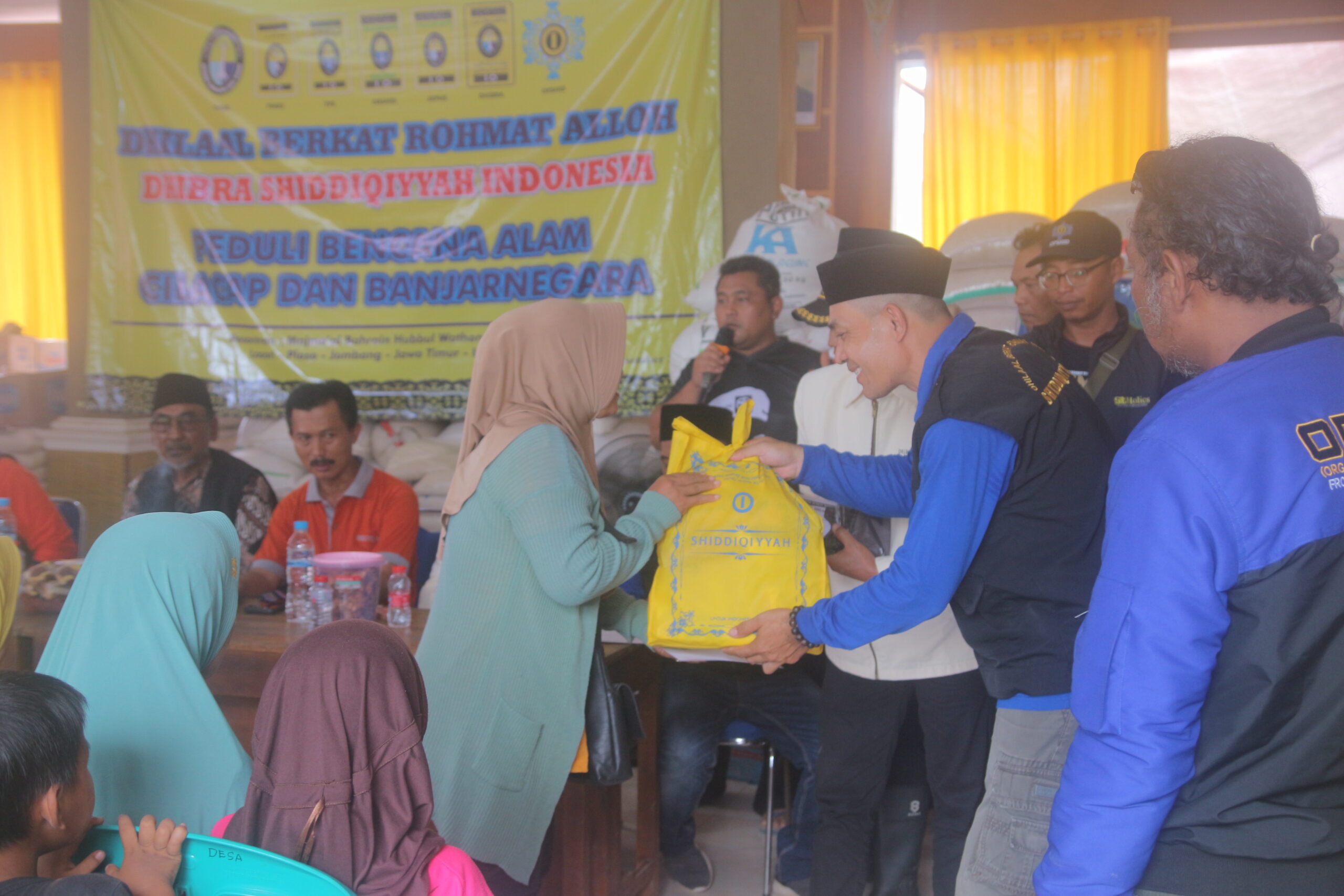 Organisasi Shiddiqiyyah Dhibra Salurkan Bantuan ke Warga terdampak Banjir di Banjarnegara, Cilacap (Foto Opshidmedia)
