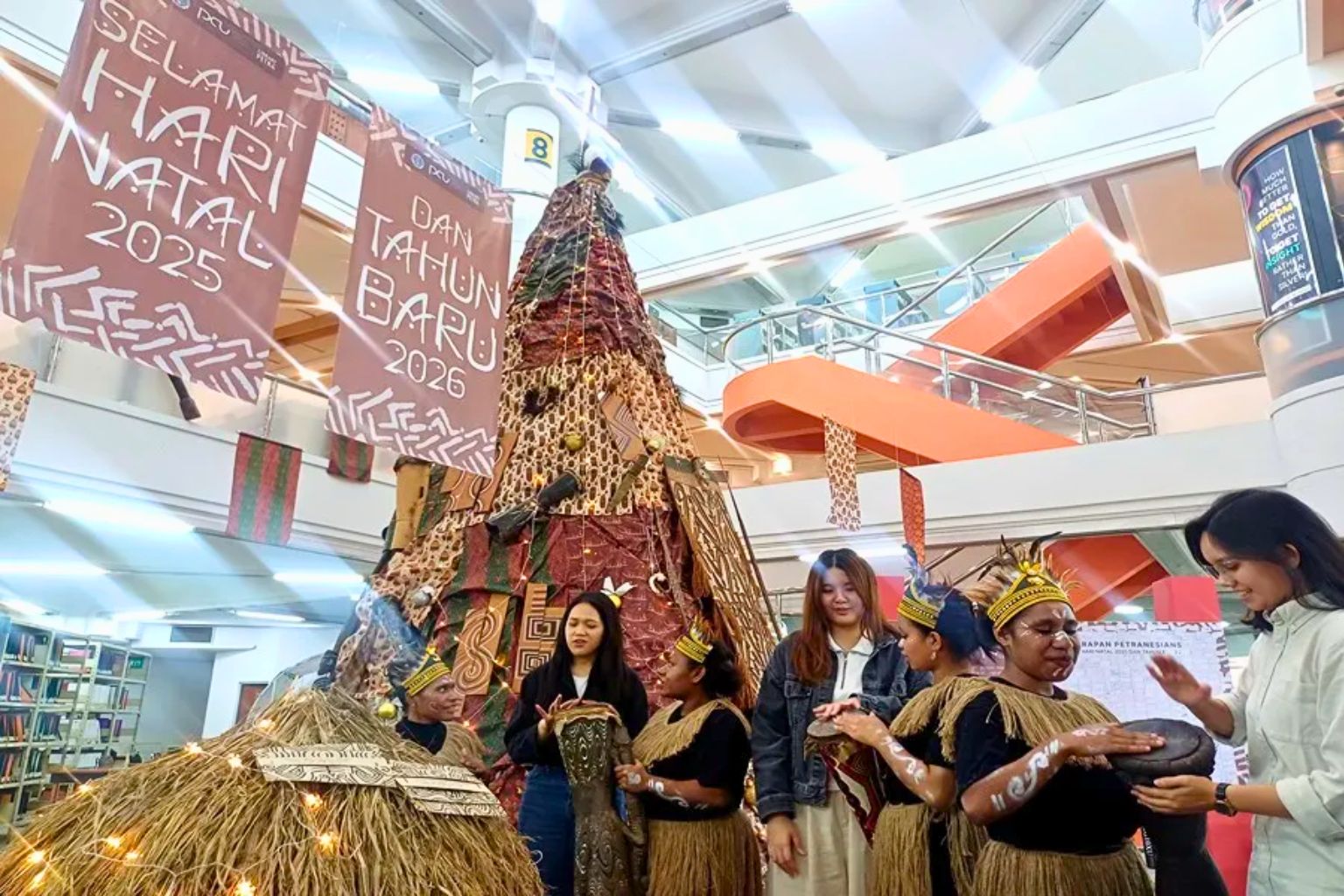 Pohon Natal “Terang dari Timur” yang mengangkat budaya Papua dalam Perayaan Natal 2025