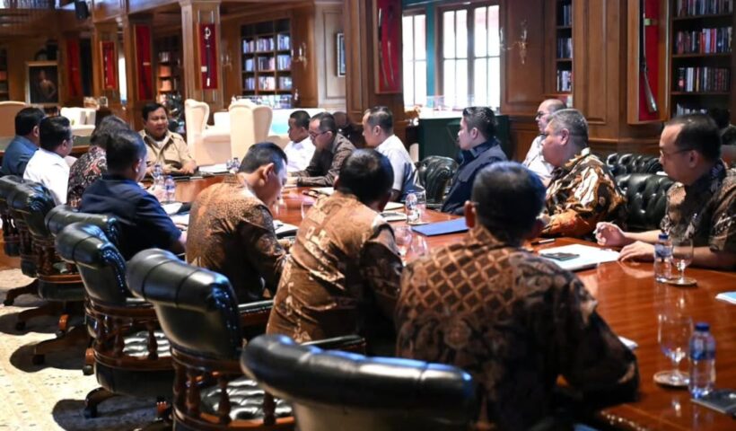 Presiden Prabowo Subianto memimpin rapat di Hambalang, Minggu (23/11/2025). - Instagram Sekkab