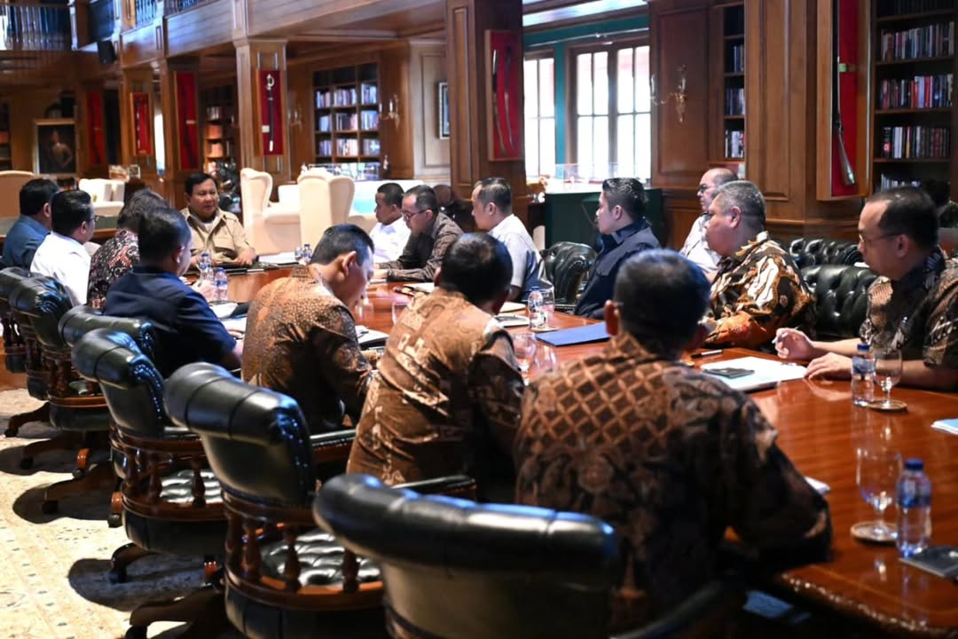Presiden Prabowo Subianto memimpin rapat di Hambalang, Minggu (23/11/2025). - Instagram Sekkab