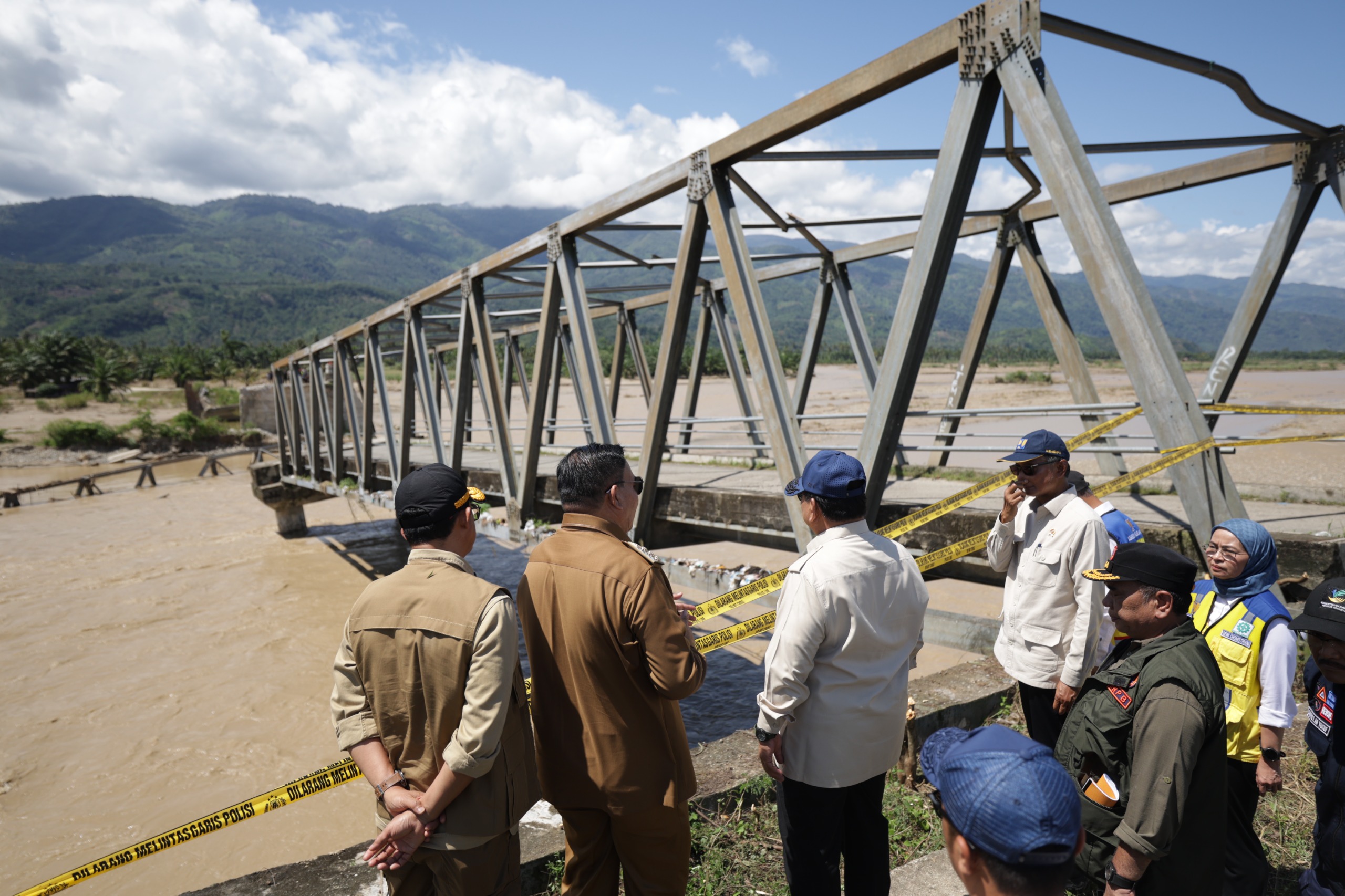 Presiden Prabowo ketika meninjau lokasi banjir di Tapanuli Tengah. (BPMI Setpres)