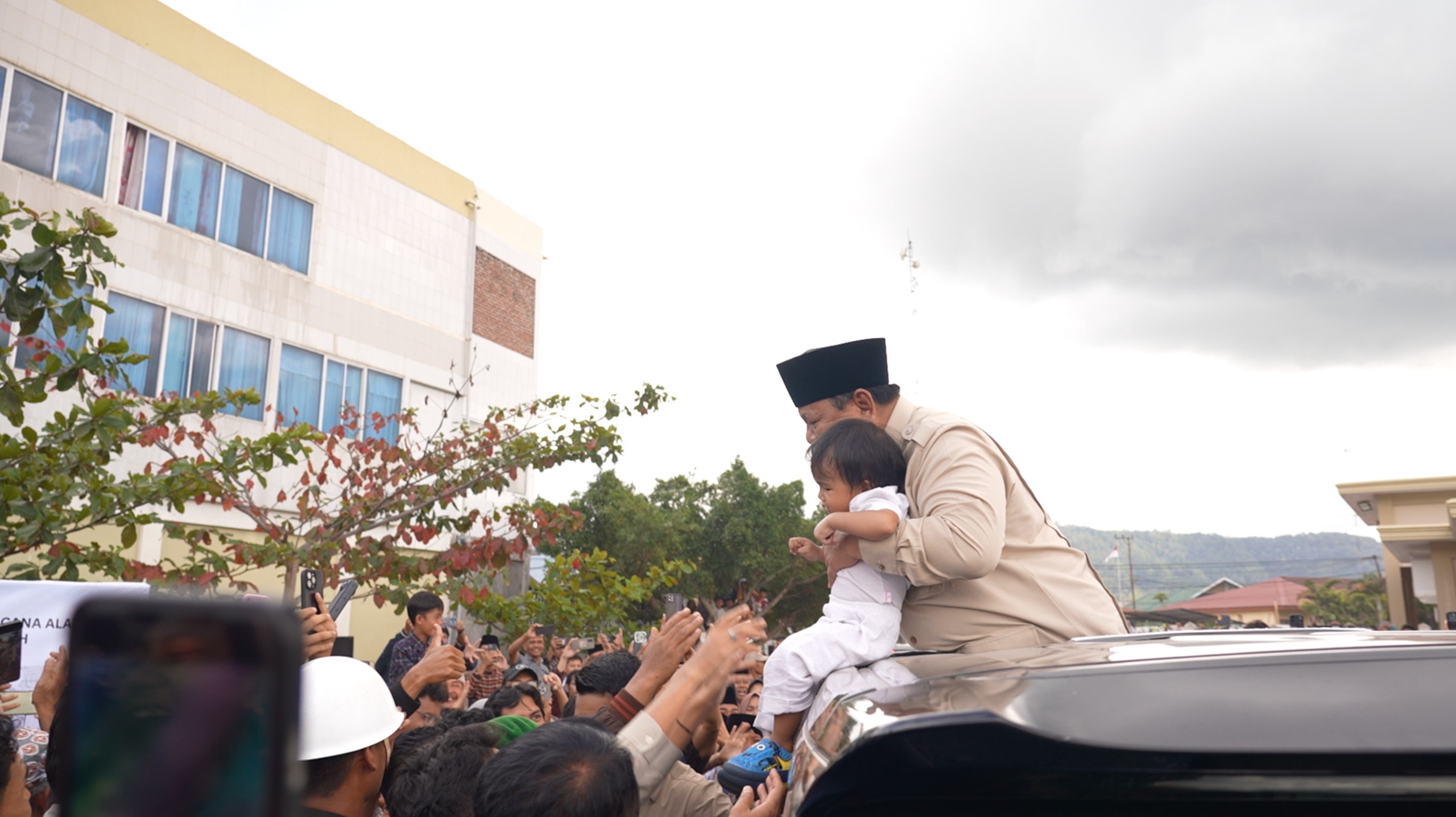 Presiden Prabowo Subianto mengunjungi korban banjir di Takengon, Aceh, Sabtu (13/12). (BPMI Setpres)