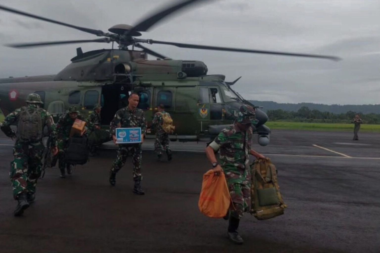 TNI salurkan bantuan di banjir sumatera
