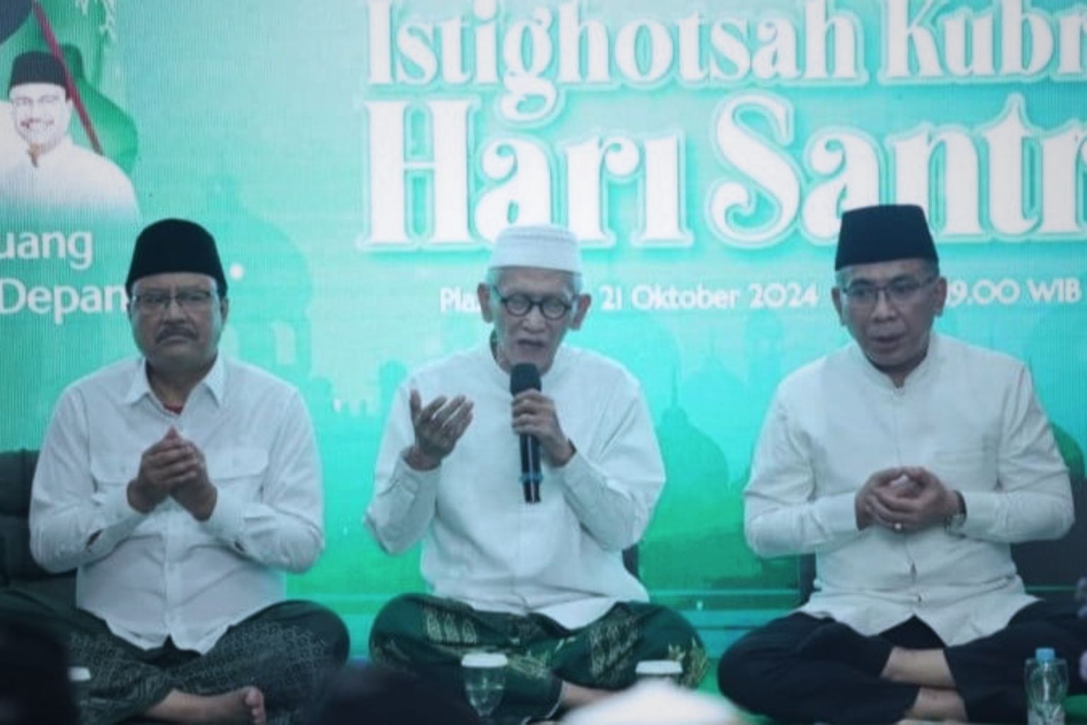 Jajaran elite PBNU. Dari kiri Sekjen Saifullah Yusuf, Rais Aam Miftachul Ahyar, dan Ketua Umum Yahya Cholil Staquf. Konflik di lingkaran ini disebut tak memengaruhi aktivitas NU akar rumput. (Dok. PBNU)