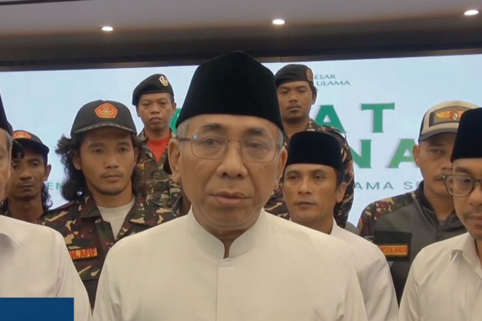 Ketum PBNU Yahya Cholil Staquf memberikan keterangan kepada wartawan usai pertemuan di Surabaya, Minggu (23/11/2025). (FGP Team)