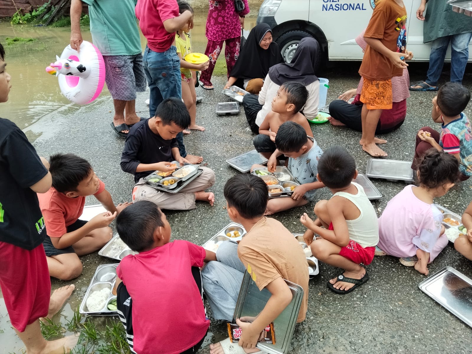 kondisi anak sekolah banjir sumatera penyaluran MBG