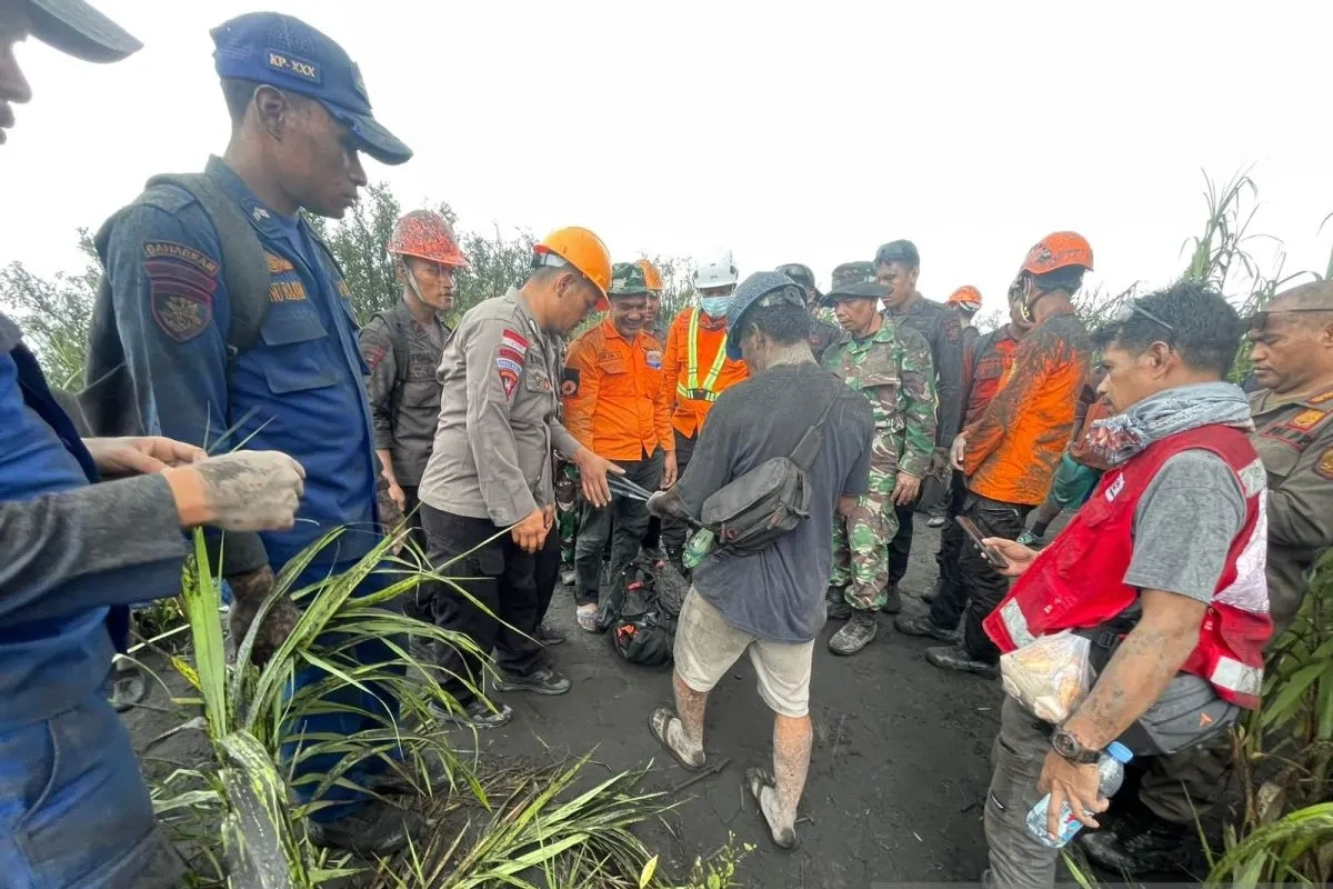 Gunung Dukono WNA Singapura