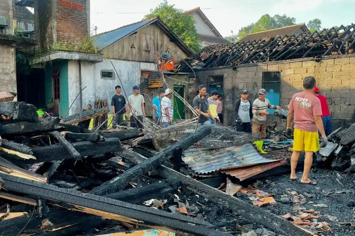 Tiga Rumah di Leksono Wonosobo Artikel ini telah tayang di TribunJateng.com dengan judul BREAKING NEWS: Kebakaran Hebat Hanguskan Tiga Rumah di Leksono Wonosobo, https://jateng.tribunnews.com/jawa-tengah/1254730/breaking-news-kebakaran-hebat-hanguskan-tiga-rumah-di-leksono-wonosobo?page=2. Penulis: Imah Masitoh | Editor: muslimah