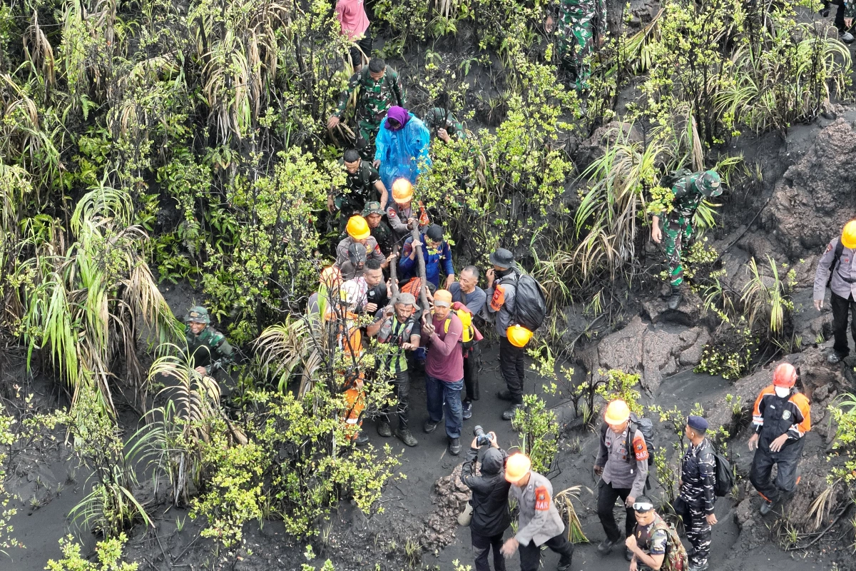 Proses evakuasi korban Gunung Dukono