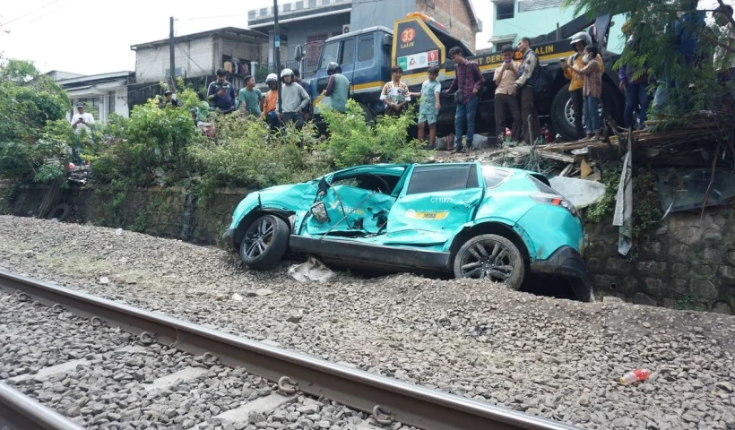Taksi Green kecelakan KRL