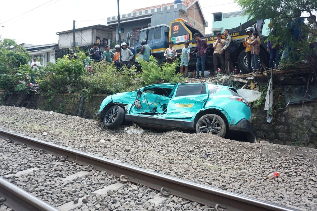 Taksi Green kecelakan KRL