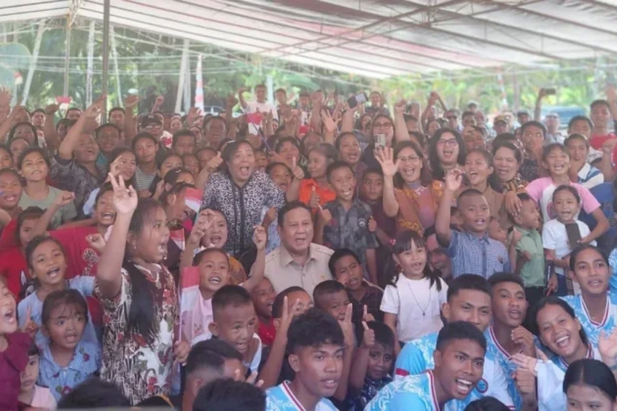 Temu sapa dan Foto bareng Prabowo dengan anak anak di Miangas, Talaud, Sulawesi Utara