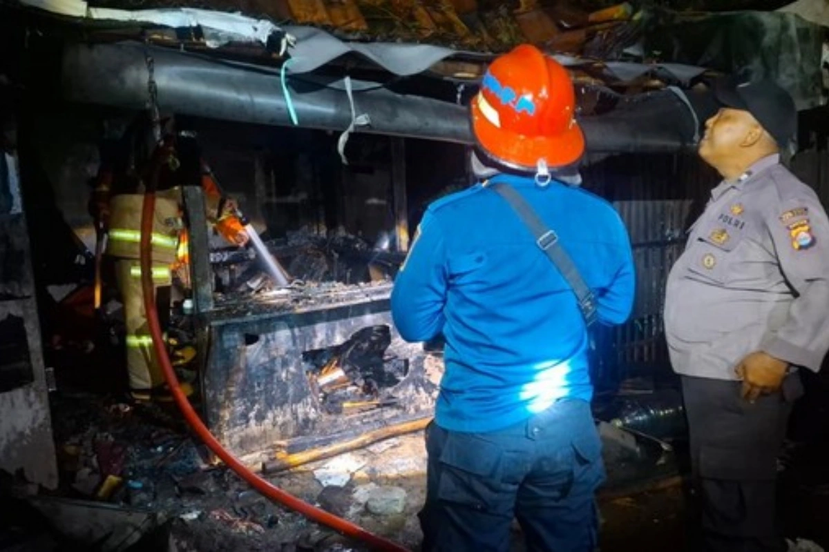 rumah Terbakar kesambar petir