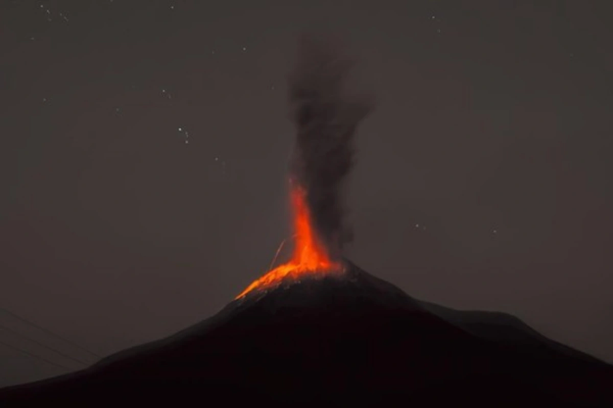 Gunung Lewotobi Laki-laki meletus