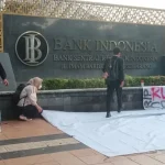 Rupiah Tembus Rp18 Ribu, Mahasiswa BEM SI Jateng Gelar Aksi di BI Semarang