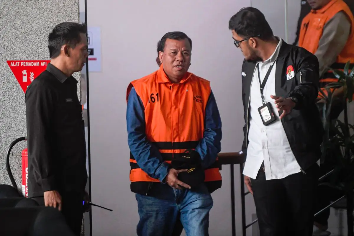 Bupati Kuantan Singingi Suhardiman Amby, menjalani pemeriksaan di Gedung Merah Putih KPK