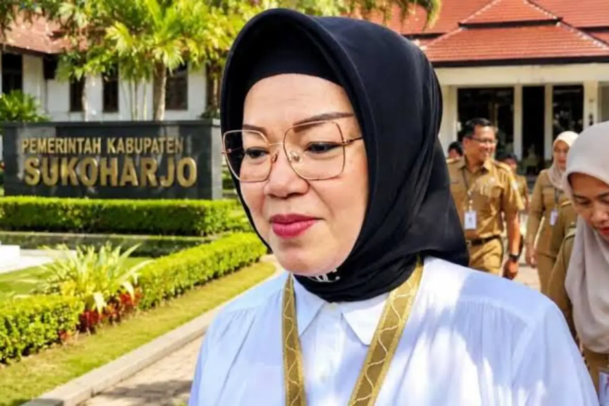 Bupati Etik Suryani