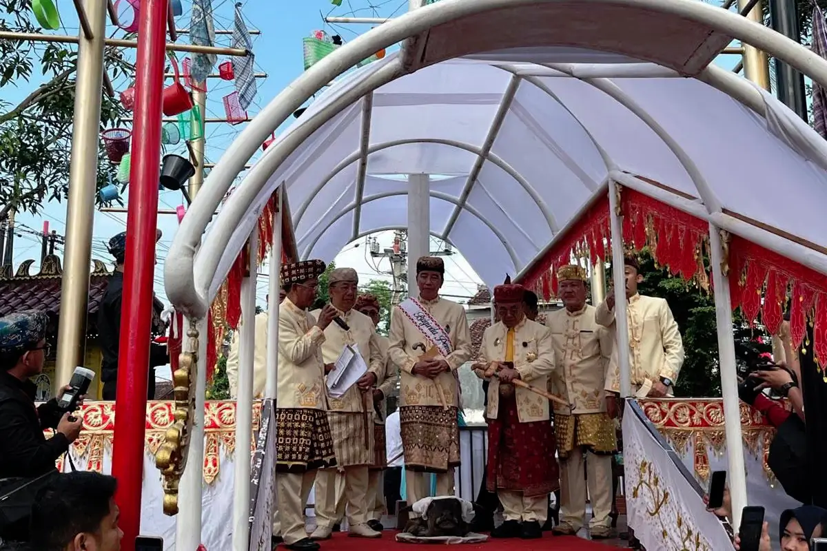 Ritual injak kepala kerbau Jokowi