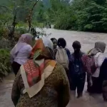 Siswa SMP Satap Batui 5 Menyeberangi Sungai Deras Demi Sekolah, Jembatan Belum Ada