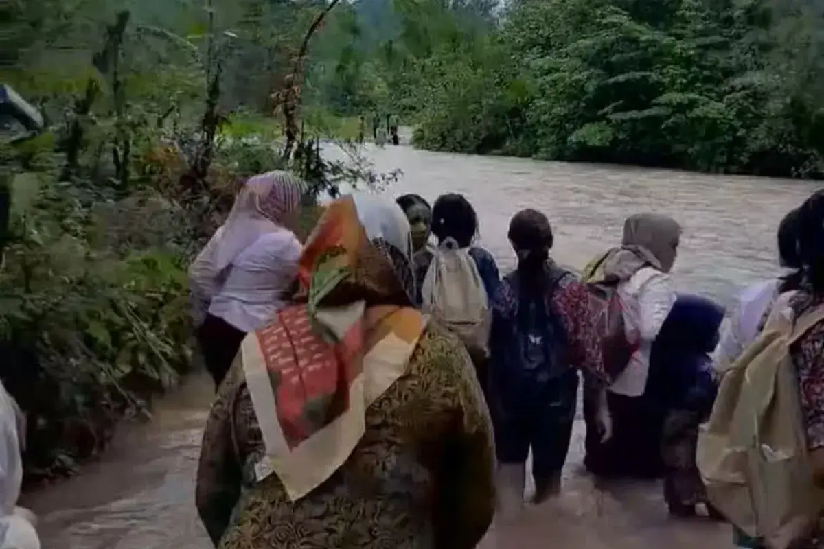 Siswa SMP Satap Batui 5 menyeberangi sungai