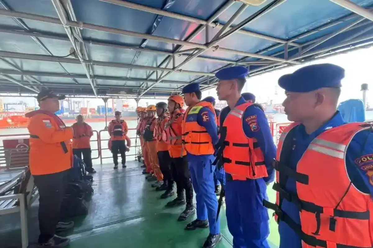 Evakuasi Kapal Mutiara Sentosa 2