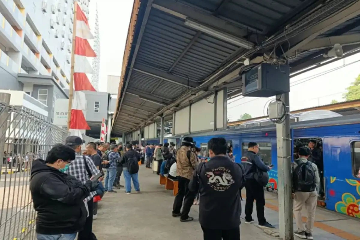 KRL Bogor-Jakarta Gangguan, bahasa kita