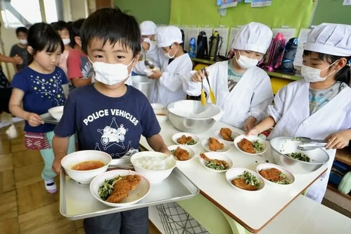 Biaya makan siang sekolah Jepang berkisar 300 hingga 350 yen per porsi. Orang tua membayar bulanan, sementara pemda dapat subsidi.