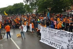 Demo UNM Tolak Kebijakan Pemerintah, Berujung Ricuh