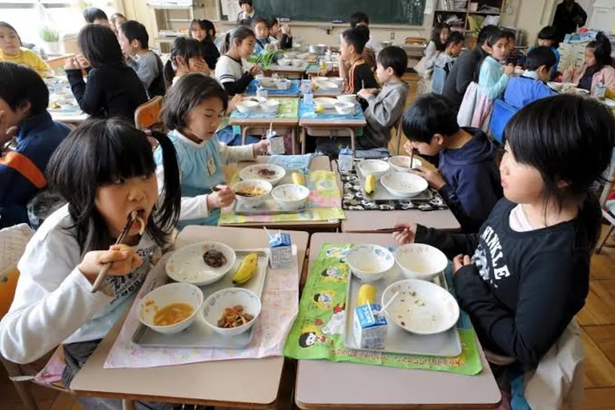 Shokuiku Jepang mengajarkan siswa soal asal makanan, gizi, dan limbah pangan lewat kyushoku. Guru ikut makan menu yang sama dengan siswa.