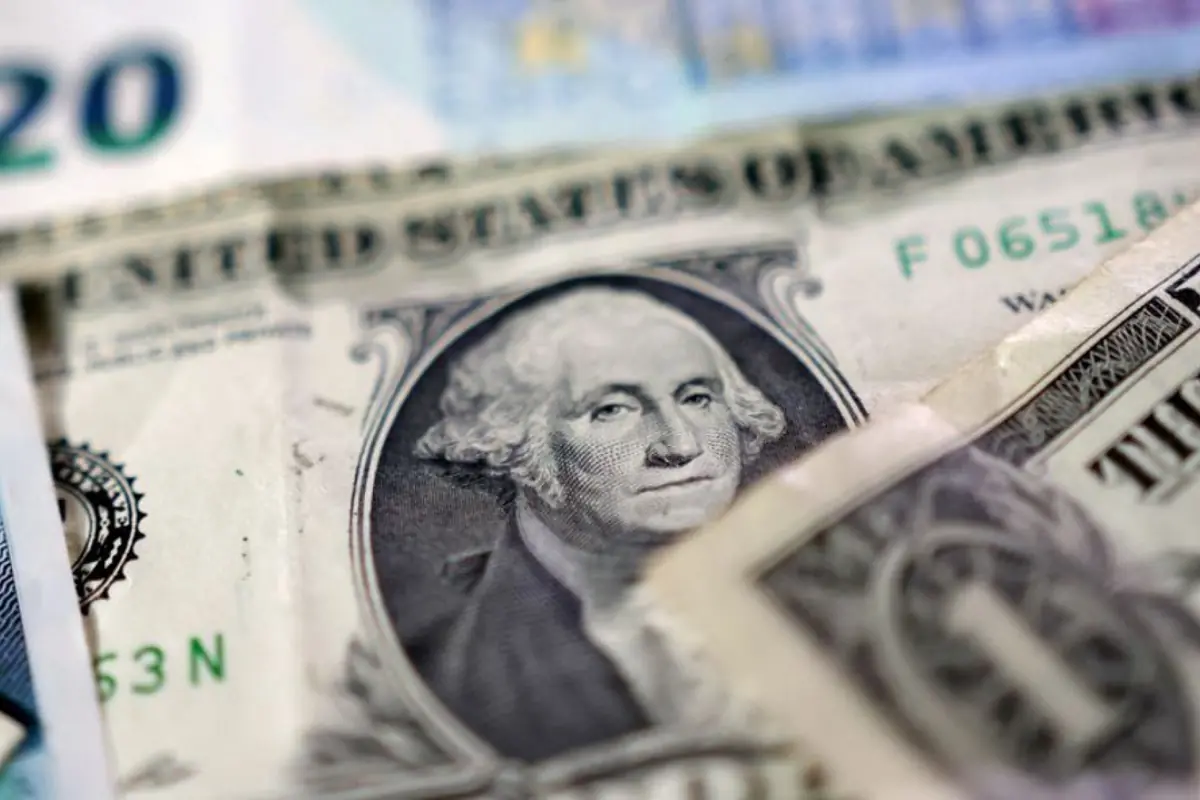 Strong dollar dinilai jadi stress test ekonomi Indonesia; ekonom menyebut eksportir bisa untung, sementara importir menanggung beban.