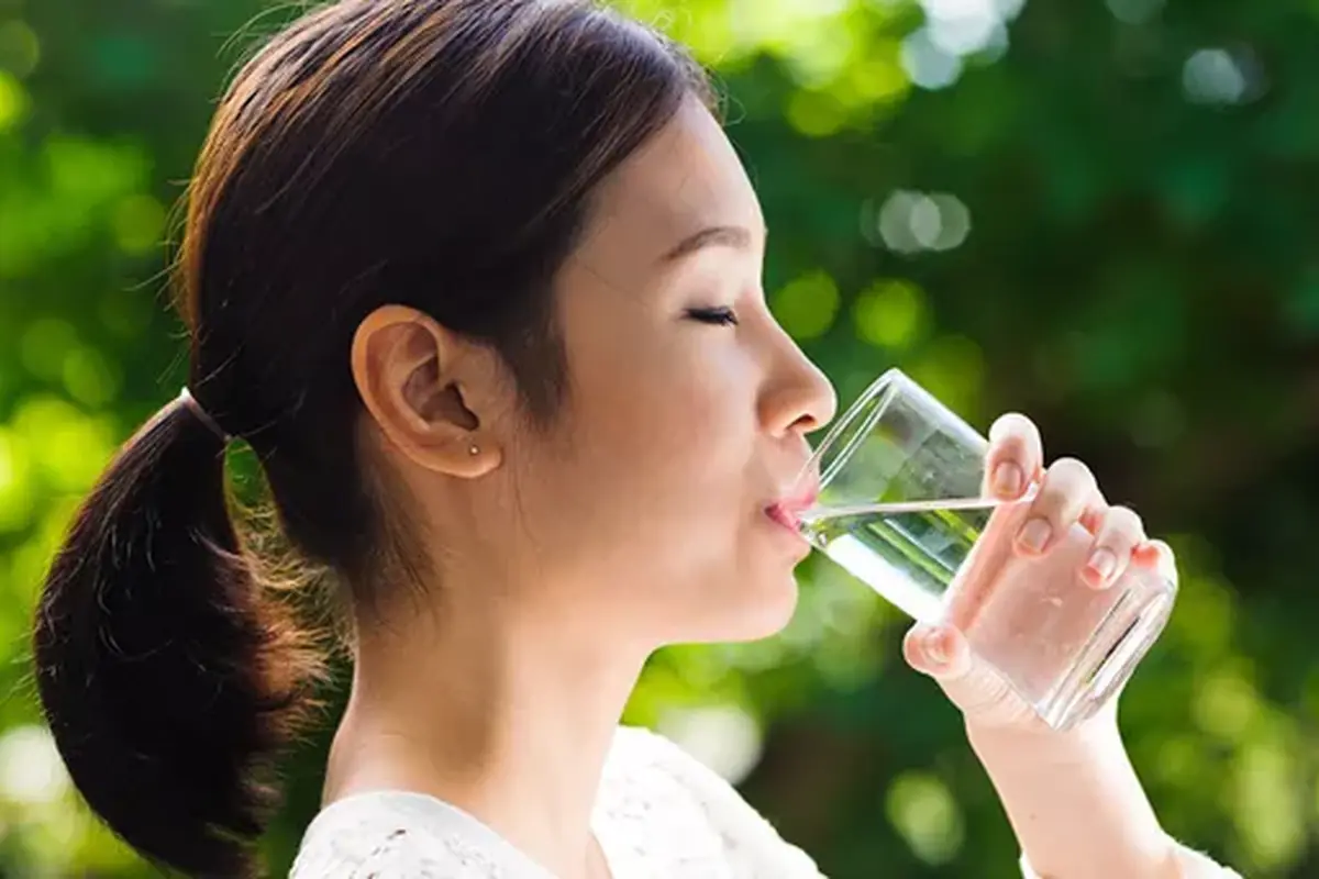 Minum Air putih turunkan kecemasan terbukti lewat penelitian di Spanyol dan Iran soal kaitan dehidrasi ringan dan kesehatan mental.