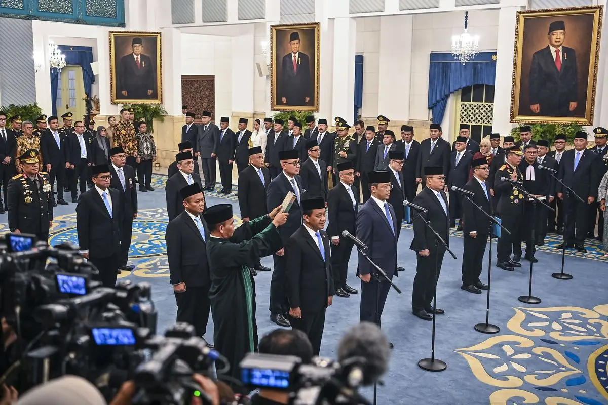 Prabowo rombak kabinet pada Kamis (1/10), 17 menteri dan pejabat diganti, termasuk Menko PMK, Menlu, ESDM, Kapolri, dan Wakapolri.