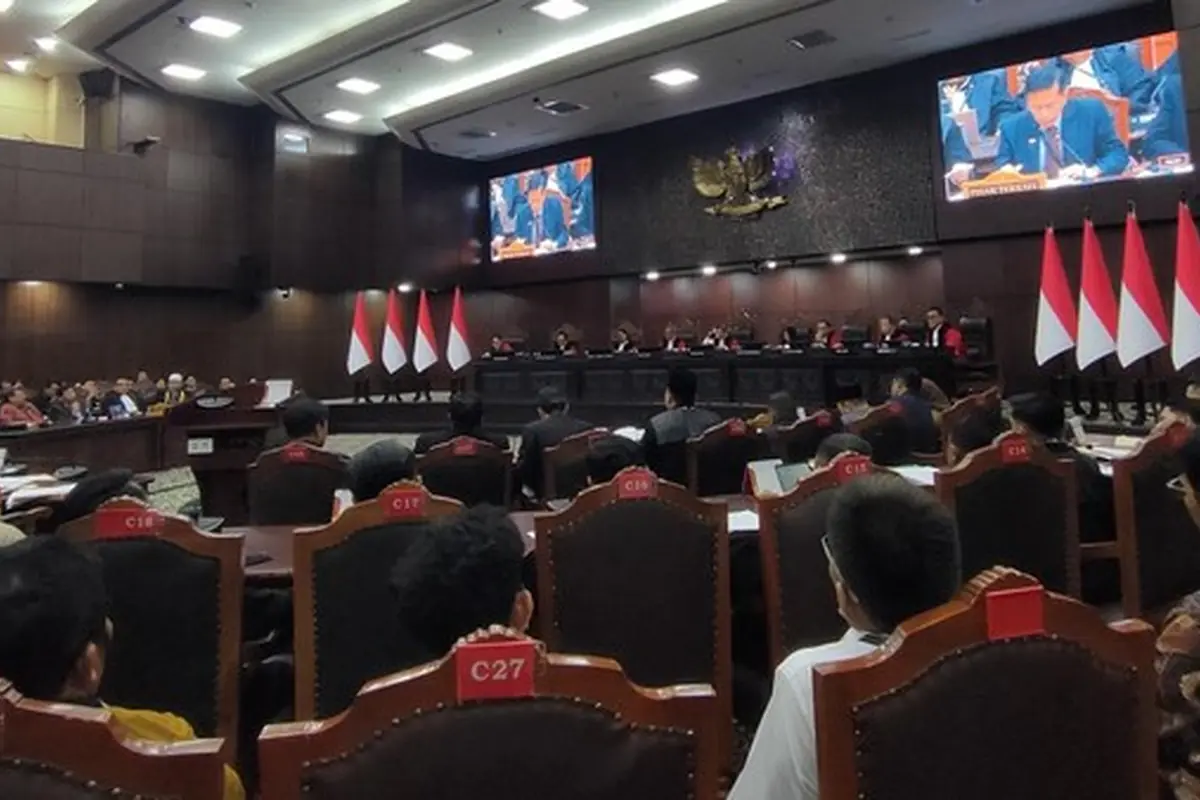Sidang MK Gibran sempat diskors setelah ahli Muhammad Rullyandi menyebut sidang ilegal, lalu diminta meninggalkan ruang sidang pada Kamis malam.